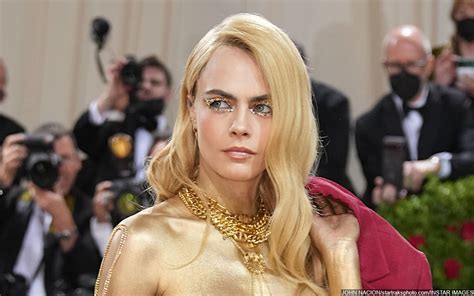 cara delevingne topless|Met Gala 2022: Cara Delevingne goes topless in dazzling gold。